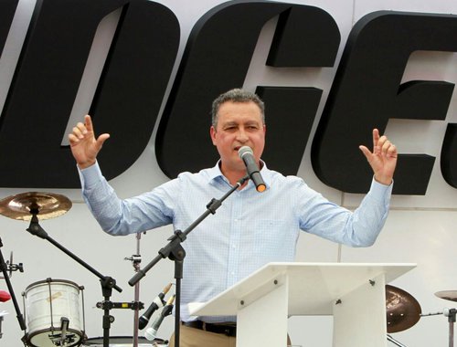 O governador Rui Costa (PT) reafirma que está tranquilo com sobre supostos repasses não declarados à sua campanha em 2014. Em entrevista coletiva ontem (18), ele ressaltou que recebeu menos do que seu adversário Paulo Souto, do DEM, e que até hoje tem dívida; "Eu fui o único candidato na história que saiu com uma dívida de R$ 11 milhões para o partido pagar. E não foi por falta de gente querendo contribuir. Limitei a minha campanha a contribuições legais, por isso saí com dívida. Sempre fui defensor de um fundo público de campanha", disse Rui