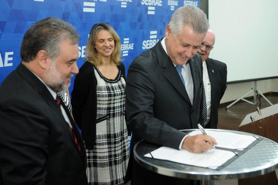 O governo de Brasília firmou termo de cooperação com o Serviço Brasileiro de Apoio às Micro e Pequenas Empresas do Distrito Federal (Sebrae-DF); a parceria visa desenvolver o mercado local e aumentar a participação de pequenos negócios em licitações
O termo é baseado na Lei Complementar Federal n° 123, de 2006, que criou o Simples Nacional e determinou o tratamento diferenciado para os pequenos negócios. Em âmbito distrital, há a Lei n° 4.611, de 2011, regulamentada pelo Decreto n° 35.592, de 2014.