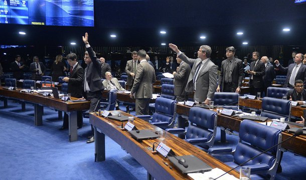 Plenário aprovou nesta terça-feira (5) a medida provisória que eleva a taxa de juros para novos empréstimos concedidos pelo Banco Nacional de Desenvolvimento Econômico e Social (BNDES); texto cria a Taxa de Longo Prazo (TLP), que substituirá a Taxa de Juros de Longo Prazo (TJLP) a partir de 1º de janeiro de 2018; nova taxa vai incorporar a média trimestral dos rendimentos das Notas do Tesouro Nacional (NTN-B), com prazo de cinco anos de resgate