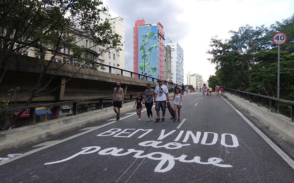 Os moradores das cercanias do Elevado João Goulart, conhecido como Minhocão, na região central de São Paulo, participaram de audiência pública para debater o futuro da via; atualmente, o local fica fechado para veículos e aberto para pedestres durante a semana a partir das 21h30, e também aos sábados e domingos; gestão de João Doria (PSDB), no entanto, quer impedir circulação de pessoas durante dias úteis e cogita abrir a via para pedestres somente das 15h30 às 19h aos sábados e das 10h às 16h aos domingos