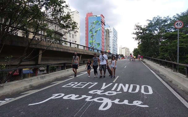 Os moradores das cercanias do Elevado João Goulart, conhecido como Minhocão, na região central de São Paulo, participaram de audiência pública para debater o futuro da via; atualmente, o local fica fechado para veículos e aberto para pedestres durante a semana a partir das 21h30, e também aos sábados e domingos; gestão de João Doria (PSDB), no entanto, quer impedir circulação de pessoas durante dias úteis e cogita abrir a via para pedestres somente das 15h30 às 19h aos sábados e das 10h às 16h aos domingos