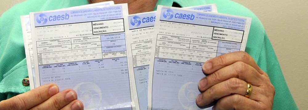 A Justiça do Distrito Federal cancelou a cobrança da tarifa de contingência nas contas de água de Brasília, a partir deste mês e determinou multa para a Caesb em caso de descumprimento - R$ 5 mil ao dia, até o máximo de R$ 500 mil; a decisão tem efeito imediato, mas não reverte as cobranças que já foram enviadas; juiz Jansen Fialho de Almeida afirmou que a cobrança de 20% adicionais sobre as contas de água que ultrapassam o consumo mínimo de 10 mil litros ao mês tem "grande impacto social e econômico", pois, de acordo com o magistrado, os maiores usuários de água não são os consumidores residenciais, mas a indústria, o comércio e a agricultura