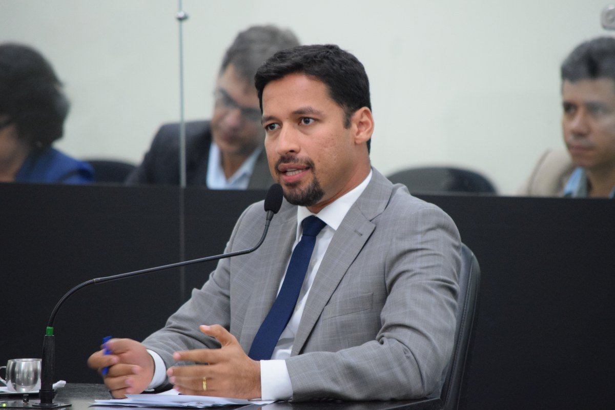 Pelo menos duas legendas em Alagoas dariam espaço para o deputado estadual Rodrigo Cunha, atualmente no PSDB, disputar, em 2018, uma das duas vagas ao Senado; levantamentos feitos nos últimos dias constatam que Cunha seria um nome com grande aceitação; ele aparece bem posicionado primeiro e no segundo voto