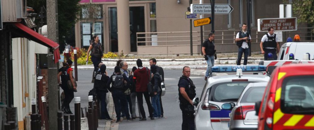 Polícia da França encontrou um segundo esconderijo de materiais explosivos perto de Paris, após uma descoberta semelhante em subúrbio nos arredores da capital na véspera, enquanto três suspeitos eram interrogados por investigadores antiterrorismo; materiais usados para fabricar TATP, um explosivo muito usado por homens-bomba, foram encontrados no apartamento depois que um encanador ligou para a polícia para relatar atividades suspeitas no local