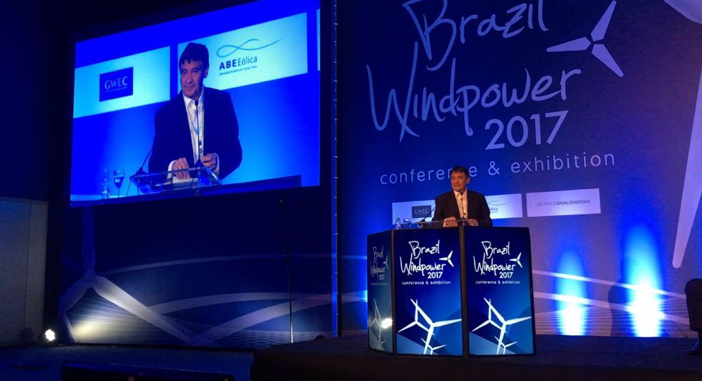 O governador Wellington Dias participou, no Rio de Janeiro, da abertura da oitava edição do Brazil WindPower - energia dos ventos, em inglês - maior evento de energia eólica da América Latina; o encontro, realizado entre os dias 29 e 31 de agosto, reúne empresários e investidores das mais diferentes áreas que envolvem o setor de energias renováveis e tem como intuito expor os principais avanços e novidades do mercado; Dias considera estratégica a posição que o Piauí tem ocupado no cenário nacional;  “Vamos ter dois leilões agora no mês de dezembro e eu estou muito confiante que mais uma vez a grande surpresa, a grande revelação do Brasil, vai ser o Piauí: o melhor lugar para investir em energias e, neste caso, em energia eólica também”