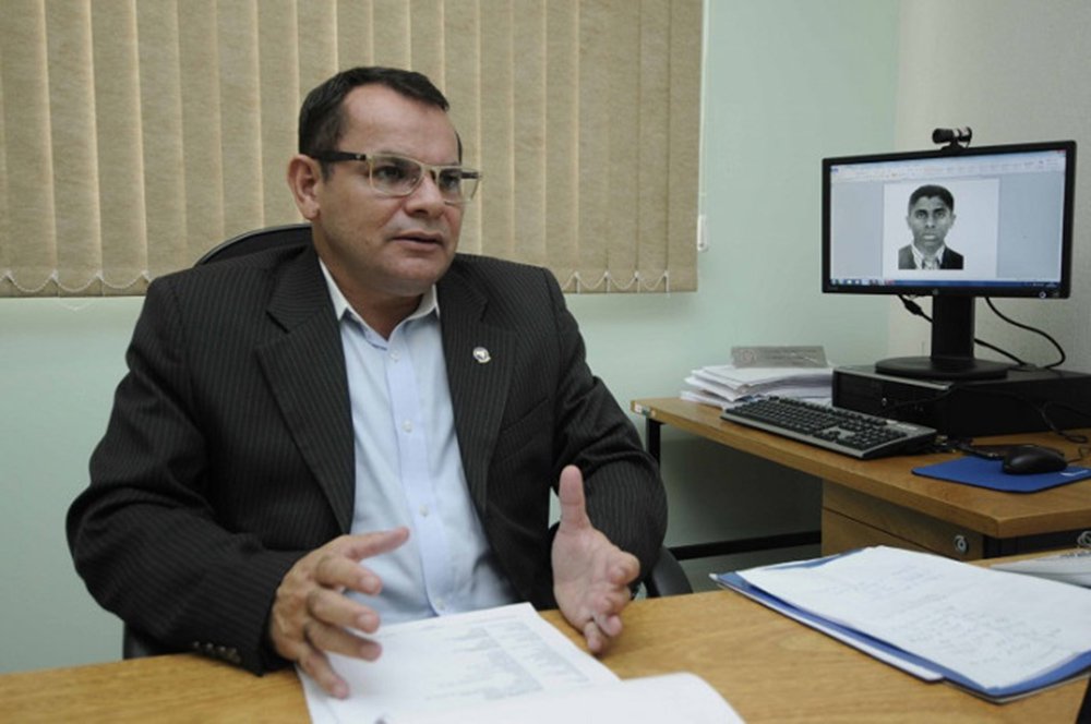 Delegado Miguel Lucena foi exonerado do cargo de diretor de Comunicação da Polícia Civil do Distrito Federal após causar polêmica com a declaração, feita em um grupo de whatsapp com cerca de 200 jornalistas da imprensa local; Lucena disse que "crianças estão pagando muito caro por esse rodízio de padrastos em casa" e admitiu achar que a culpa é, sim, em parte da mulher; "Depende. Se leva o primeiro que encontra no bar para dentro de casa, é"