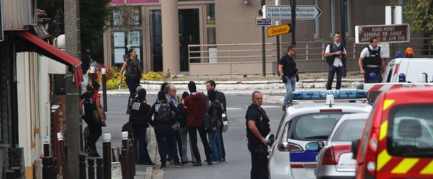 Polícia da França encontrou um segundo esconderijo de materiais explosivos perto de Paris, após uma descoberta semelhante em subúrbio nos arredores da capital na véspera, enquanto três suspeitos eram interrogados por investigadores antiterrorismo; materiais usados para fabricar TATP, um explosivo muito usado por homens-bomba, foram encontrados no apartamento depois que um encanador ligou para a polícia para relatar atividades suspeitas no local