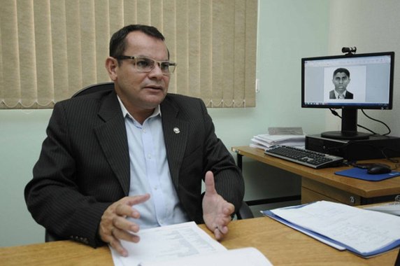 Delegado Miguel Lucena foi exonerado do cargo de diretor de Comunicação da Polícia Civil do Distrito Federal após causar polêmica com a declaração, feita em um grupo de whatsapp com cerca de 200 jornalistas da imprensa local; Lucena disse que "crianças estão pagando muito caro por esse rodízio de padrastos em casa" e admitiu achar que a culpa é, sim, em parte da mulher; "Depende. Se leva o primeiro que encontra no bar para dentro de casa, é"