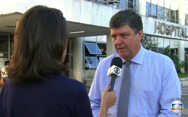 
O Hospital Clementino Fraga Filho, também conhecido como Hospital do Fundão, corre o risco de fechar nos próximos dias por conta do atraso no pagamento de funcionários terceirizados, o que inviabiliza o funcionamento da unidade de saúde, com média de 400 cirurgias e 16 mil pacientes atendidos por mês; o diretor da unidade, Eduardo Cortes, acusa a reitoria da UFRJ de reter R$ 2,4 milhões que seriam utilizados para pagar funcionários extraquadro
