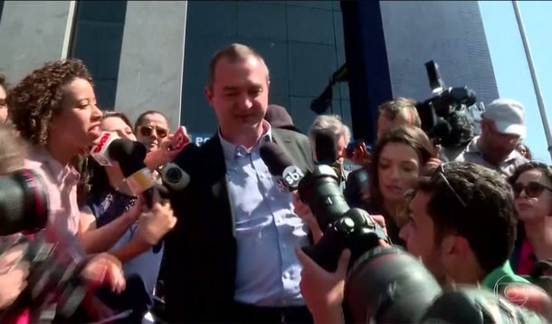 Após quase cinco horas de depoimento, o empresário Joesley Batista, dono da JBS, deixou a sede Superintendência da Polícia Federal em São Paulo, no início da tarde de hoje (9), sem falar com os jornalistas; à PF, ele afirmou que "não tinha como saber" a data da divulgação de seu acordo de delação premiada e que, portanto, não tinha como saber o impacto que isso teria nas ações da companhia; de acordo com o Ministério Público Federal, os controladores da JBS podem ter evitado a perda de R$138 milhões com a venda de ações às vésperas de os executivos da empresa assinarem acordo de delação premiada