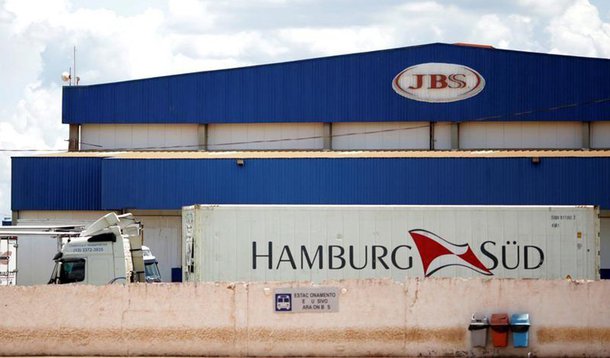 JBS aderiu ao programa de refinanciamento de débitos tributários da União, o chamado Refis, para regularizar débitos com valor nominal de aproximadamente R$ 4,2 bilhões, gerando uma economia total de R$ 1,1 bilhão; valores são referentes a dívidas de INSS, PIS, Cofins, Imposto de Renda e Contribuição Social sobre o Lucro Líquido (CSLL), inscritas ou não na dívida ativa da União