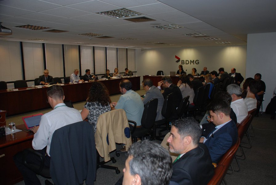 O Comitê Interfederativo (CIF) manteve a multa aplicada à empresa Samarco pelo descumprimento do Termo de Transação e Ajustamento de Conduta (TTAC) que determinava a limpeza da represa da Hidrelétrica Risoleta Neves, atingida pelos rejeitos que vazaram da barragem de Fundão, na cidade de Mariana em novembro de 2015; fica fixado o valor de R$ 1 milhão, mais R$ 50 mil diários pelo descumprimento