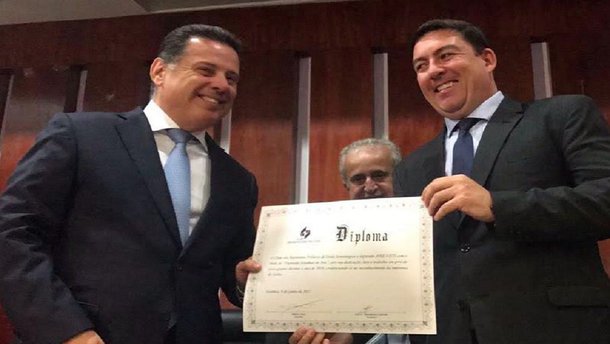 O presidente da Assembleia Legislativa do Estado de Goiás, José Vitti (PSDB), recebeu o título de Deputado Estadual do Ano de 2016 pelo Clube de Repórteres Políticos de Goiás (CRPG). A cerimônia de premiação foi realizada no Auditório Costa Lima, no Palácio Alfredo Nasser; Vitti falou de sua trajetória política e também da confiança que o governador Marconi Perillo depositou nele quando o escolheu para a liderança da base governista, em 2015