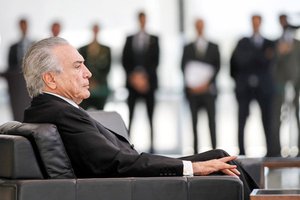 Trata-se de um governo "do contra", uma gestão feita para combater pessoas e não mazelas. É como se governasse contra alguém especificamente (um inimigo oculto)