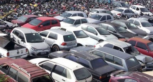 O Departamento Estadual de Trânsito de Goiás (Detran-GO) vai realizar o leilão de aproximadamente 2.300 sucatas de veículos apreendidos pelo órgão, na próxima sexta-feira (29) e no sábado (30); serão leiloados veículos que estão no pátio da autarquia há mais de 60 dias e não foram resgatados por seus proprietários