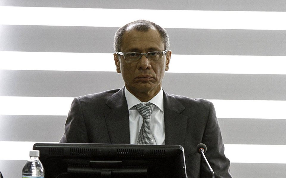 Ministério Público (MP) do Equador informou que está investigando mais de 20 funcionários e ex-agentes públicos, entre eles o vice-presidente do país Jorge Glas, por supostas irregularidades no contrato de 2012 para a exploração de um campo de petróleo na região amazônica; na época, Glas ocupava o cargo de ministro-coordenador de Setores Estratégicos durante o governo do ex-presidente Rafael Correa, que entregou o poder no dia 24 de maio para seu correligionário Lenín Moreno