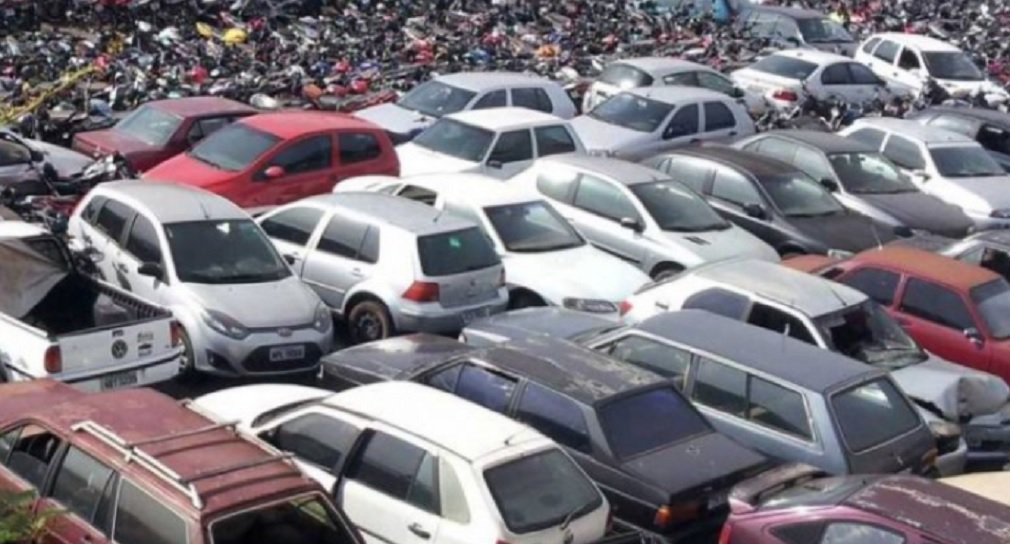 O Departamento Estadual de Trânsito de Goiás (Detran-GO) vai realizar o leilão de aproximadamente 2.300 sucatas de veículos apreendidos pelo órgão, na próxima sexta-feira (29) e no sábado (30); serão leiloados veículos que estão no pátio da autarquia há mais de 60 dias e não foram resgatados por seus proprietários