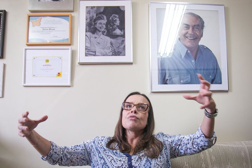 Nesta segunda-feira (10), o PDT decide se continua ou deixa a base aliada do governador Sartori; a decisão é importante porque o apoio do partido, com sete deputados estaduais, é essencial para que o governo consiga aprovar PECs como a retirada de obrigatoriedade de plebiscito para privatizações/ a mais favorável ao desembarque é Juliana Brizola, neta de Leonel Brizola; "Espero que o PDT, a partir de então, comece a refletir sobre o que quer, o que acredita para o Estado, para construir a candidatura para 2018"