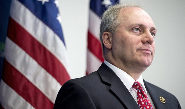 O veterano líder republicano Steve Scalise, que foi ferido junto com várias outras pessoas por um homem armado durante o treino para um jogo de beisebol de caridade nesta quarta-feira perto de Washington, se encontra em estado crítico após uma cirurgia, segundo o Medstar Washington Hospital; Scalise, o número 3 da liderança republicana na Câmara dos Deputados dos EUA, foi baleado no quadril