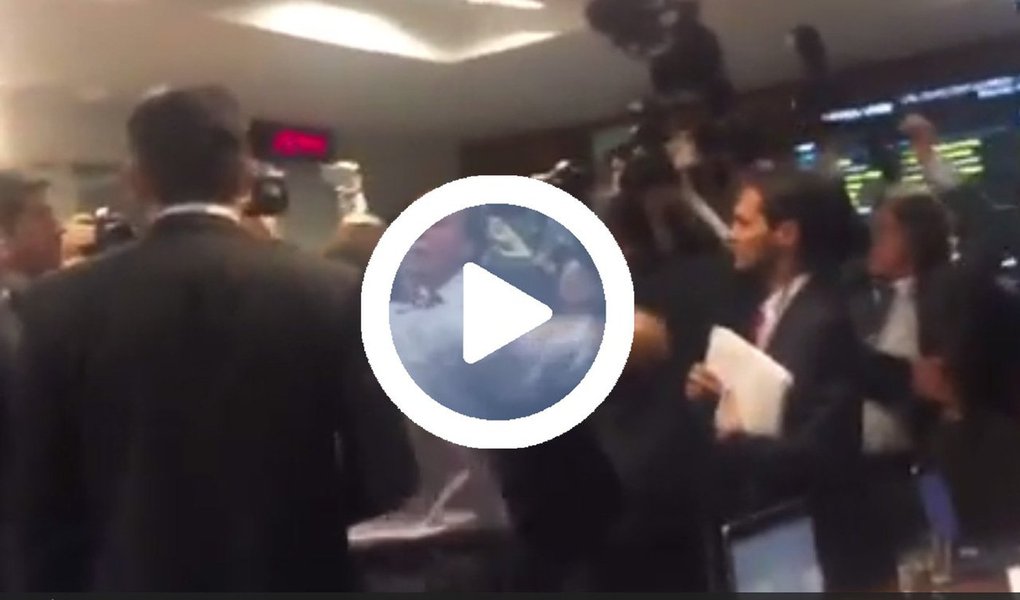 Reunião da Comissão de Assuntos Econômicos (CAE) do Senado foi suspensa após um tumulto iniciado por causa da leitura do relatório do senador Ricardo Ferraço (PMDB-ES) sobre o projeto de lei da reforma trabalhista; os senadores Ataídes Oliveira (PSDB-TO) e Randolfe Rodrigues (Rede-AP) quase se agrediram fisicamente; pouco antes, a comissão havia realizado audiência pública sobre a reforma; senadores de oposição apresentaram duas questões de ordem que foram rejeitadas; depois da confusão, o presi
 