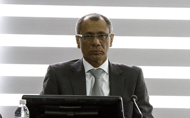 Ministério Público (MP) do Equador informou que está investigando mais de 20 funcionários e ex-agentes públicos, entre eles o vice-presidente do país Jorge Glas, por supostas irregularidades no contrato de 2012 para a exploração de um campo de petróleo na região amazônica; na época, Glas ocupava o cargo de ministro-coordenador de Setores Estratégicos durante o governo do ex-presidente Rafael Correa, que entregou o poder no dia 24 de maio para seu correligionário Lenín Moreno