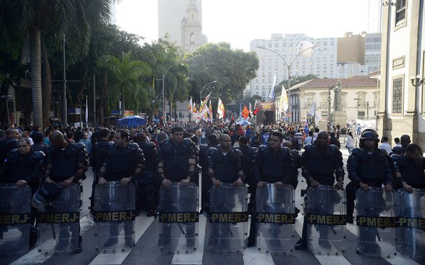Os servidores estaduais do Rio de Janeiro de diversas categorias fazem um dia de luta e paralisações, contra medidas adotadas pelo governo federal e estadual; trabalhadores da educação vão paralisar as atividades, e os da saúde vão realizar mobilizações ao longo do dia; o governador Luiz Fernando Pezão sancionou a lei que autoriza o governo a aderir ao Plano de Recuperação Fiscal junto à União e assim receber ajuda financeira do governo federal