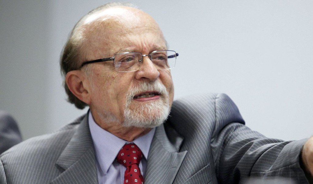 Para o vice-presidente nacional do PSDB, o ex-governador de São Paulo Alberto Goldman, o senador e presidente afastado da legenda, Aécio Neves (MG), é um "coronel" que se tornou em "uma figura extremamente danosa" para a imagem da sigla tucana; Goldman também ressaltou que o partido enfrenta um grande desgaste com muitas de suas lideranças envolvidas na Lava Jato e que o governador e pré-candidato do PSDB à Presidência da República, Geraldo Alckmin, "não é grande figura de expressão nem liderança nacional"; Goldman também descartou a possibilidade de apoiar um nome novo na política, como o apresentador Luciano Huck para as eleições de 2018