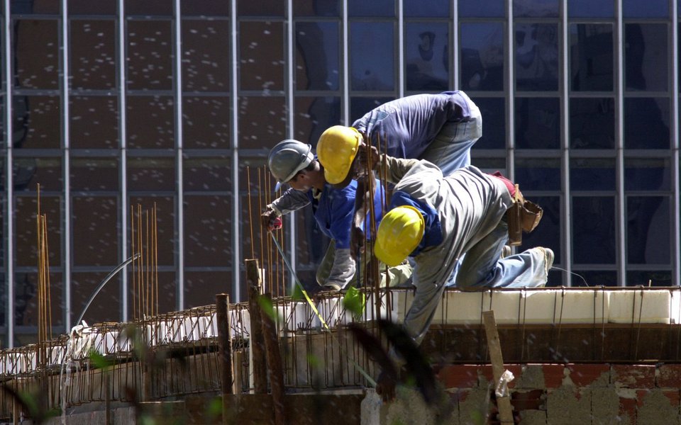 O mercado imobiliário ainda amarga a recessão da economia provocada pelo governo de Michel Temer; no período entre abril e junho, apenas quatro companhias entre 17 de capital aberto apresentaram lucro: MRV Engenharia, EZTec, Tenda e Trisul; a Cyrela, tradicional incorporadora do País, registrou a primeira perda de sua história, ao contabilizar prejuízo de R$ 141 milhões no segundo trimestre