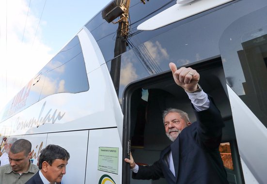 Expectativa, essa é a palavra de ordem para a chegada de Lula a Alagoas, nesta terça-feira (22); previsão é que ele cruze de balsa o Rio São Francisco e chegue à Penedo por volta de 16h, quando será recebido por militantes e vai participar de um ato público; em seguida, o ex-presidente segue para a cidade de Arapiraca, onde passa a noite; no Agreste será homenageado pela Universidade Estadual de Alagoas (Uneal) com o título de Doutor Honoris Causa; após essa cerimônia, o ex-presidente segue para Maceió