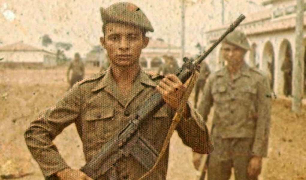 Com estreia marcada para a 41ª Mostra Internacional de Cinema, em São Paulo, o documentário "Soldados do Araguaia" conta a história dos soldados de baixa patente enviados para o interior da selva amazônica com a missão de exterminar a Guerrilha do Araguaia, movimento de oposição à Ditadura Militar no país; quarenta anos depois do fim da guerra, eles descrevem pela primeira vez a sua versão dos fatos e relatam terem sido rejeitados pela História por sua filiação ao Exército e pelos próprios militares por suas denúncias contra a corporação