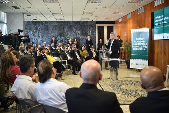 O governador de Brasília, Rodrigo Rollemberg, assinou dois decretos; um estabelece regras para a venda direta de lotes em condomínios, e o outro institui a certidão de regularização fundiária (CRF) no Distrito Federal; a venda direta engloba apenas lotes residenciais unifamiliares (que abrigam uma só família) ocupados até 22 de dezembro de 2016, data da Medida Provisória nº 759; a legislação determina que o programa inicie pelo Trecho 1 do Setor Residencial São Bartolomeu, que tem 885 lotes desse tipo