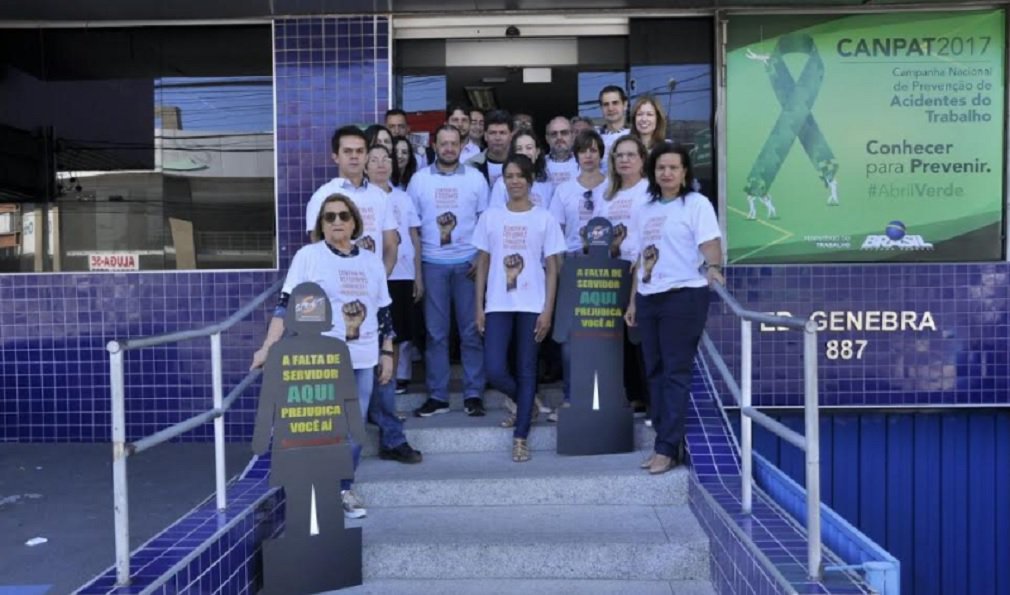 A Auditoria Fiscal do Trabalho em Goiás aderiu à paralisação contra as reformas trabalhista e previdenciária realizada nesta sexta-feira (30) em todo Brasil; o protesto, realizado na sede da Superintendência Regional do Trabalho e Emprego em Goiás (SRTE/GO) é uma forma de alertar para os prejuízos que os trabalhadores brasileiros terão caso as propostas sejam aprovadas