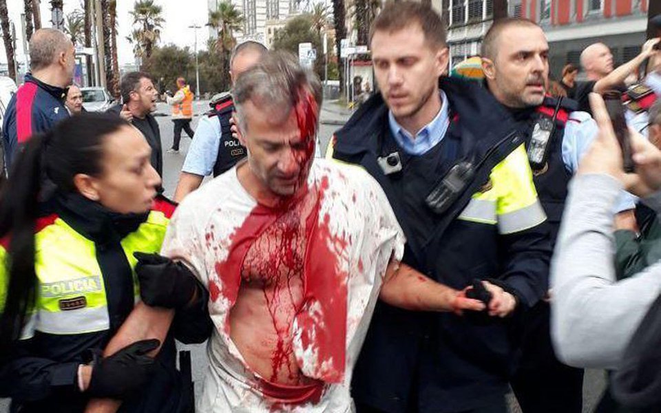 Serviços de saúde da Catalunha prestaram atendimento médico a 893 pessoas - quatro em estado grave - como resultado de ferimentos sofridos durante confrontos com a polícia no domingo (1); polícia espanhola usou cacetetes e balas de borracha para frustrar uma votação sobre a independência na Catalunha
