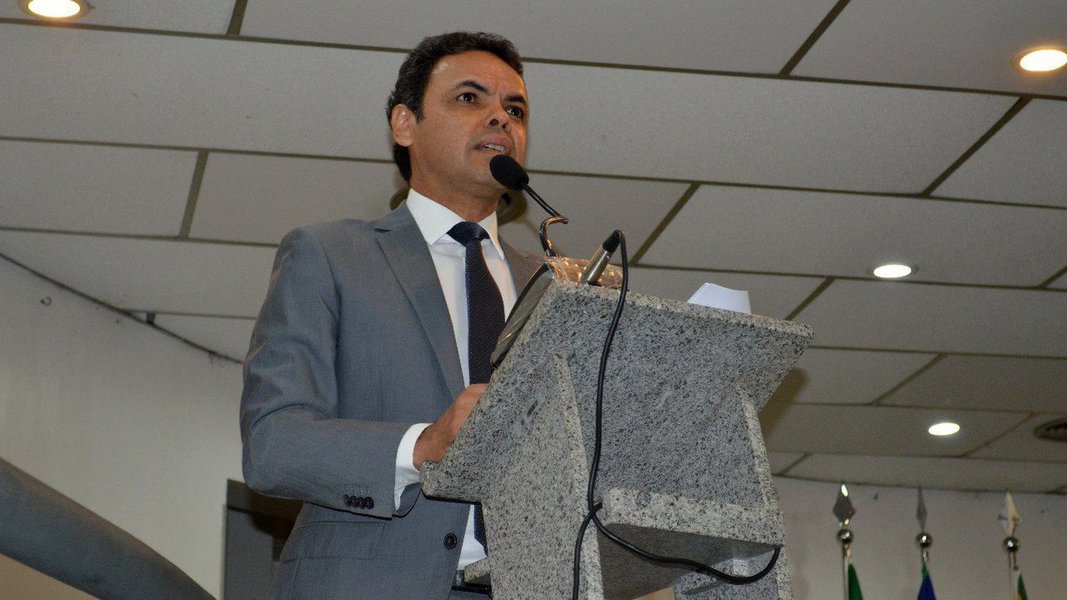 A comitiva de prefeitos piauienses esteve acompanhada de lideranças do movimento municipalista no Congresso para cobrar de parlamentares respostas do Legislativo e do Executivo Federal, em relação à crise financeira pela qual passam os Municípios; entre as pautas, estavam inclusas ações sobre os repasses dos recursos do Apoio Financeiro aos Municípios (AFM); presidente da Associação Piauiense de Municípios, Gil Carlos, destaca o objetivo do movimento; “Queremos rever o pacto federativo, e o nosso objetivo maior é encontrar soluções para que sejam transferidas aos municípios as condições necessárias dos recursos, para que tenhamos as soluções concretas para os problemas de cada um deles”; relato no Piauí Hoje