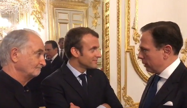 Doria não teve uma audiência bilateral com o novo presidente francês. Ele foi a um evento onde Macron estava. E conseguiu lhe trazer prum cantinho para que pudesse gravar este vídeo; assista