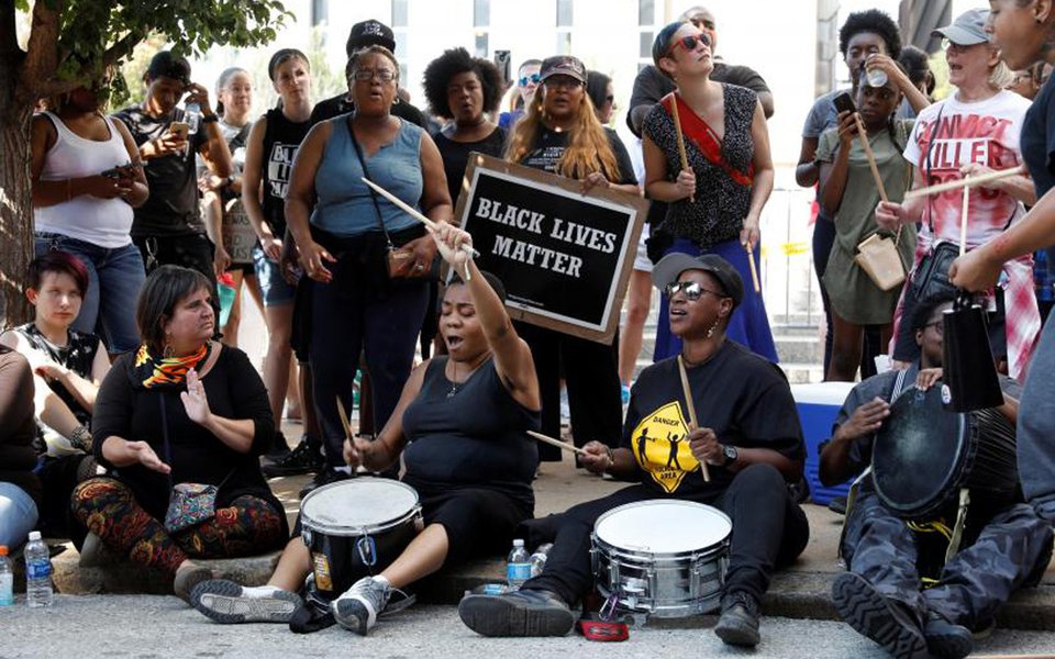 Mais de 80 pessoas foram presas no domingo à noite durante protestos em St. Louis, no Estado norte-americano do Missouri, contra a absolvição de um policial branco que matou a tiros um homem negro em 2011, na terceira noite consecutiva de violência na cidade; tropas de choque da polícia usaram spray de pimenta e prenderam manifestantes que desrespeitaram ordens para se dispersar após um protesto maior e pacífico