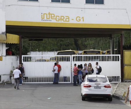 Após cerca de 4 horas parados, motoristas das garagens de ônibus Plataforma G1, OT Trans G1, CSN Iguatemi e uma da Stec voltaram a circular por volta das 8h30 desta terça-feira (16); o motivo da paralisação foi uma assembleia promovida pelo Sindicato dos Rodoviários de Salvador nessas quatro garagens da capital; a categoria está em campanha salarial e pode decidir ainda essa semana entrar em greve; por causa da parada dos veículos - a maioria que circula por linhas que saem do subúrbio ferroviário - o dia começou com transtornos para os soteropolitanos