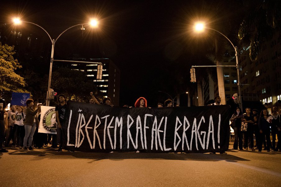 A Comissão de Direitos Humanos e Minorias da Câmara dos Deputados (CDHM) vai realizar, nesta quarta-feira (30), audiência pública sobre o caso de Rafael Braga; ele é o único jovem preso durante as manifestações de junho de 2013 por portar uma garrafa de Pinho Sol e outra com água sanitária; substâncias foram classificadas pelos policiais como armas, apesar de laudos afirmarem que os materiais apreendidos tinham ínfima possibilidade incendiária; “A prisão e condenação de Rafael Braga externam a seletividade e deficiência do sistema judiciário e penal brasileiro” afirma o presidente da CDHM, deputado Paulão (PT-AL)