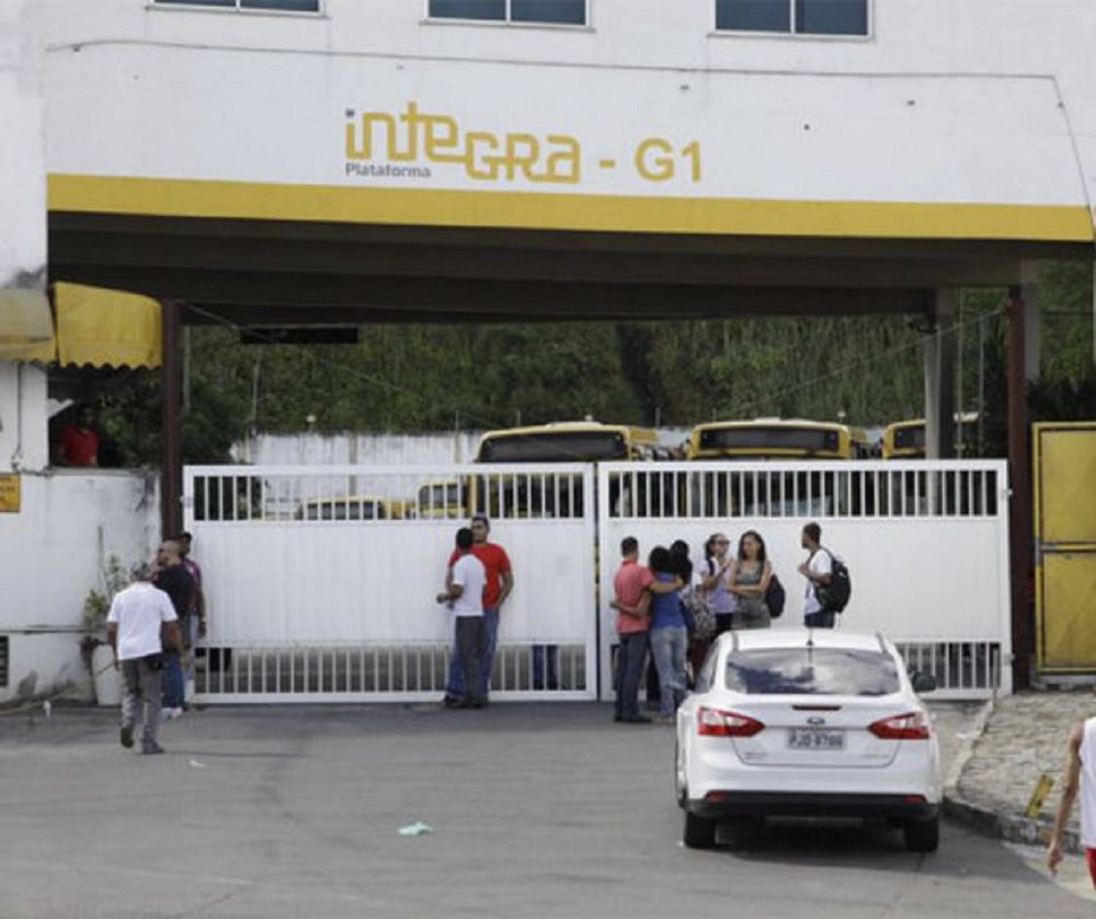 Após cerca de 4 horas parados, motoristas das garagens de ônibus Plataforma G1, OT Trans G1, CSN Iguatemi e uma da Stec voltaram a circular por volta das 8h30 desta terça-feira (16); o motivo da paralisação foi uma assembleia promovida pelo Sindicato dos Rodoviários de Salvador nessas quatro garagens da capital; a categoria está em campanha salarial e pode decidir ainda essa semana entrar em greve; por causa da parada dos veículos - a maioria que circula por linhas que saem do subúrbio ferroviário - o dia começou com transtornos para os soteropolitanos