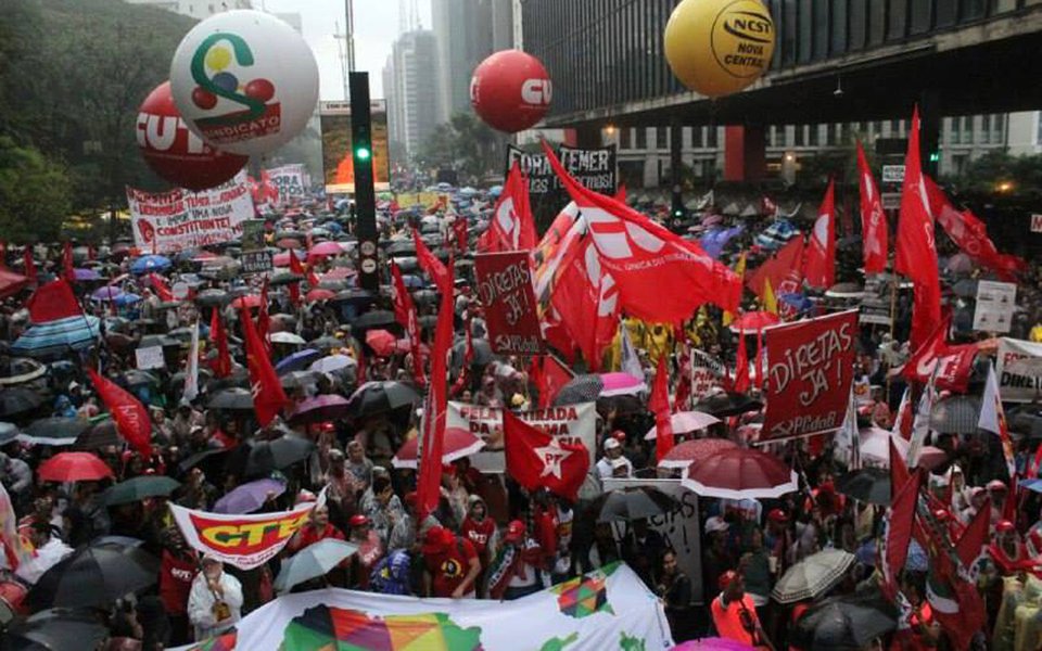 "O governo que está aí é podre. Qualquer outro que entrar no seu lugar, por arranjo de interesses, votado por esse Congresso problemático, continuará podre, porém, com lustro novo para continuar os malefícios contra o povo e contra o Brasil. Somente o voto popular tem condições de restabelecer a normalidade democrática e o respeito aos direitos constitucionais", diz a senadora Gleisi Hoffmann (PT-PR); "Nossa energia e forças devem estar nas ruas, junto com o povo brasileiro, com os movimentos sociais e sindicais. Devemos radicalizar na defesa da democracia e no não reconhecimento de qualquer governo que não cumpra o preceito constitucional: ELEITO pelo povo!"; ontem, mesmo sob chuva forte, milhares de pessoas pediram diretas-já na Paulista