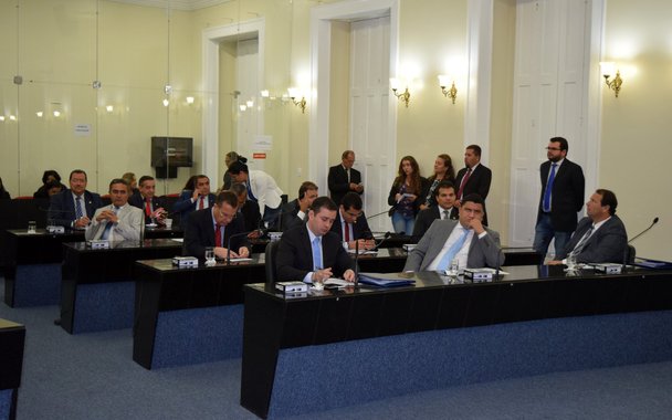 A Assembleia Legislativa (ALE) aprovou a Lei de Diretrizes Orçamentárias (LDO) para a elaboração e execução da Lei Orçamentária de 2018; com isso, os deputados entram em recesso retornando aos trabalhos legislativos no dia 1º de agosto; o projeto aprovado possui oito capítulos, divididos em 61 artigos, que estão baseados nos seguintes critérios: legislação vigente, evolução histórica das finanças do Estado, atenção ao Programa de Ajuste Fiscal e promoção da gestão equilibrada dos recursos públicos, além dos anexos