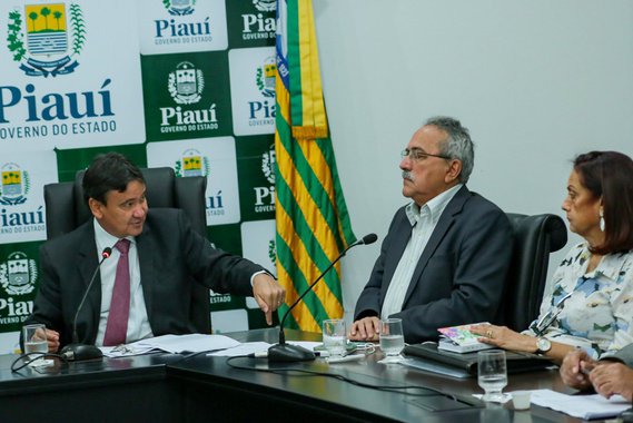 Com o objetivo de evitar uma crise hídrica no Piauí nos próximos meses, o governo do Piauí anunciará a necessidade de racionamento de água em cerca de 40 municípios; o decreto para o racionamento deve ser assinado ainda nesta semana; a decisão foi tomada, durante reunião no Palácio de Karnak entre o governador Wellington Dias e outras autoridades