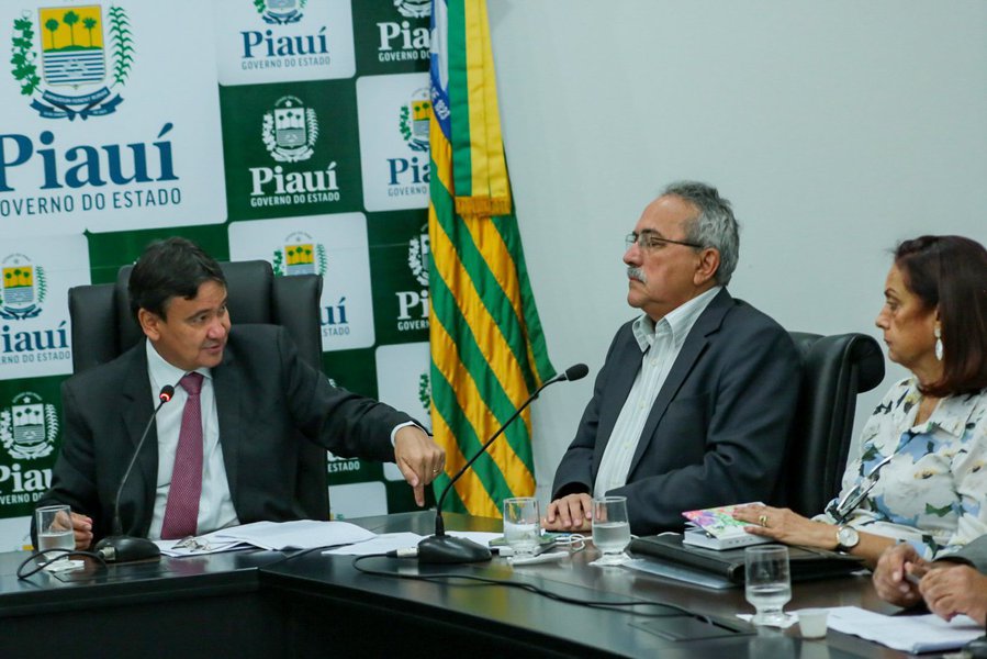 Com o objetivo de evitar uma crise hídrica no Piauí nos próximos meses, o governo do Piauí anunciará a necessidade de racionamento de água em cerca de 40 municípios; o decreto para o racionamento deve ser assinado ainda nesta semana; a decisão foi tomada, durante reunião no Palácio de Karnak entre o governador Wellington Dias e outras autoridades