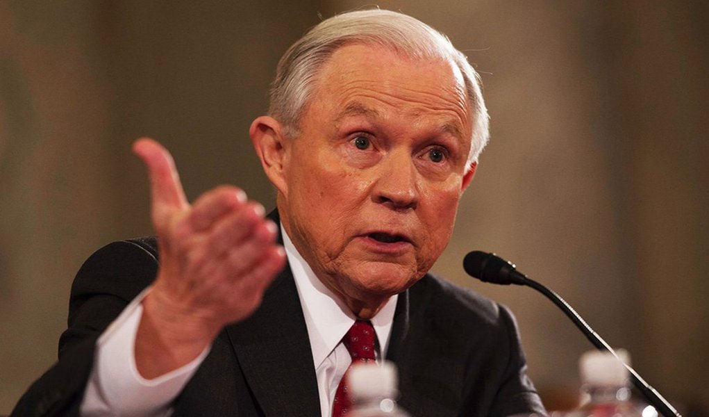 Jeff Sessions classificou nesta terça-feira de "uma terrível e detestável mentira" a ideia de que conspirou com o envolvimento russo na campanha presidencial de 2016, mas se recusou a responder uma série de questões em audiência no Senado; "Eu nunca me encontrei ou tive qualquer conversa com qualquer russo ou qualquer autoridade estrangeira a respeito de qualquer tipo de interferência com qualquer campanha ou eleição nos Estados Unidos. Além disto, eu não possuo conhecimento de tais conversas por qualquer pessoa ligada à campanha de Trump", disse Sessions