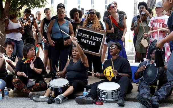 Mais de 80 pessoas foram presas no domingo à noite durante protestos em St. Louis, no Estado norte-americano do Missouri, contra a absolvição de um policial branco que matou a tiros um homem negro em 2011, na terceira noite consecutiva de violência na cidade; tropas de choque da polícia usaram spray de pimenta e prenderam manifestantes que desrespeitaram ordens para se dispersar após um protesto maior e pacífico