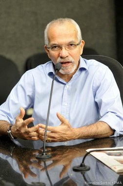 O prefeito Edvaldo Nogueira voltou a destacar a importância do projeto de lei, de sua autoria, que revoga o aumento anual de 30% do IPTU de Aracaju; a proposição, que concede ainda um desconto de 15% na planta de valores de todos os imóveis da cidade e cria uma normatização para futuros ajustes no valor do tributo, encontra-se na Câmara, para análise e votação dos vereadores da capital; “Fiz aquilo que tinha me comprometido com a população. Fui além das expectativas que eu mesmo tinha. Revoguei a lei que concedia o reajuste anual de 30% até 2022, que era um aumento extorsivo. E fiz mais: reduzi em 15% o valor da planta de valores e criei um novo índice – até 5% mais o valor da inflação”, afirmou 