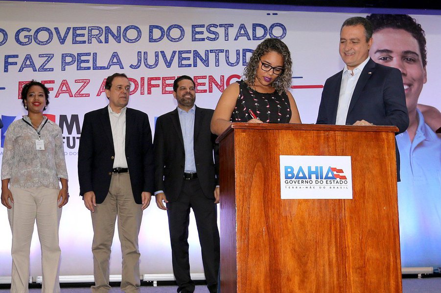 A partir desta quarta-feira, 4 mil estudantes de universidades estaduais integram o programa Mais Futuro; a iniciativa do governo do Estado oferece auxílio financeiro para os jovens em condições de vulnerabilidade socioeconômica, participantes do CadÚnico, além de oportunidades de estágio no setor público; "Este programa é voltado aos jovens de famílias de baixa renda, para que possam cursar uma faculdade, regularmente. Esta é a prioridade do governo com a juventude. Acredito que a educação transforma a vida das pessoas e esse é mais um estímulo para que esses estudantes concluam seus cursos", disse o governador