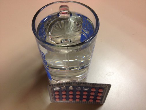 Problemas na distribuição e registro de medicamentos de alto custo faz com que pacientes e familiares relatem dificuldades no acesso a esse tipo de remédio; “Há situações em que venho aqui e não encontro o remédio, preciso retornar e enfrentar a fila de quatro a oito horas para conseguir receber o medicamento. Essa espera é imensa, cansativa, mas ainda  agradeço por ter acesso a esse remédio para o meu filho considerando a atual situação do país”, avalia Ana Paula Lobato, cujo filho vive em UTI domiciliar por conta de uma doença pulmonar e cardíaca.