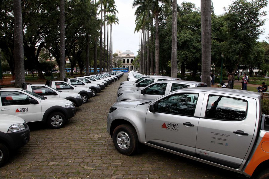 O governador de Minas Gerais, Fernando Pimentel, entregou no Palácio da Liberdade, em Belo Horizonte, 160 veículos para o Instituto Estadual de Florestas (IEF); foram investidos R$ 13,3 milhões na compra dos carros, que serão utilizados em diversas atividades do órgão, entre elas, ocorrências de incêndios florestais; foram entregues para as unidades regional do IEF 26 carros, 89 caminhonetes e 45 veículos utilitários