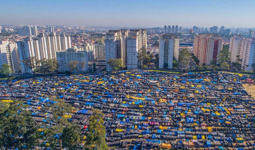 Movimento divulga site para criar rede de apoio e pede doação de alimentos; " Quem está hoje na ocupação é porque não tem outra alternativa para morar. Estão desempregadas, ou o aluguel toma grande parte do salario e não conseguem se sustentar"